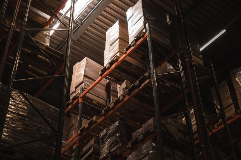 Estanterías altas de un depósito con pallets de cajas