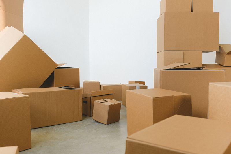 Cajas de cartón de muchos tamaños en una habitación vacía
