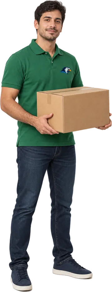 Una persona con remera verde sostiene una caja de cartón
